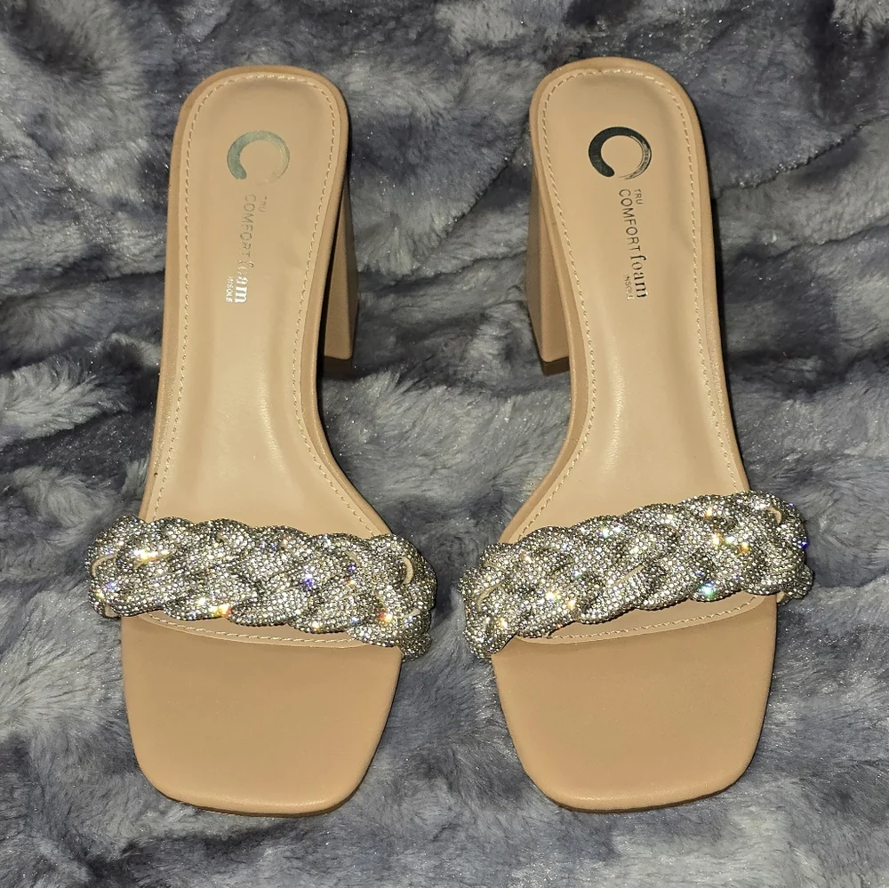 NWB Journee Collection SASHAA TOE BAND HEELS IN FAUX‎ LEATHER Size 8 Nude Color